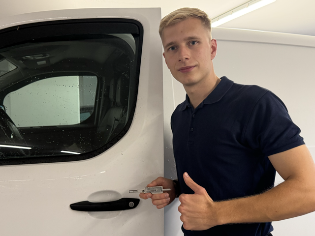 Öffnungswerkzeug am Fahrzeugtürspalt