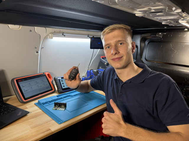 Neuer Autoschlüssel wird programmiert