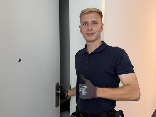 Öffnungswerkzeug am Türspalt