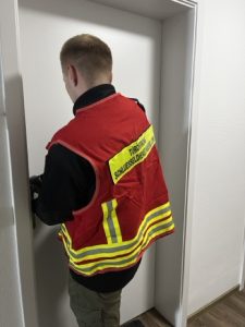 Schlüsseldienst Kassel 23 Mitarbeiter öffnet Tür