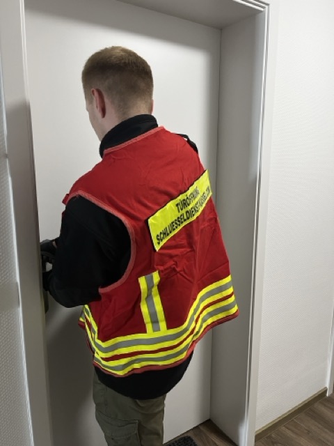 Mitarbeiter öffnet Tür
