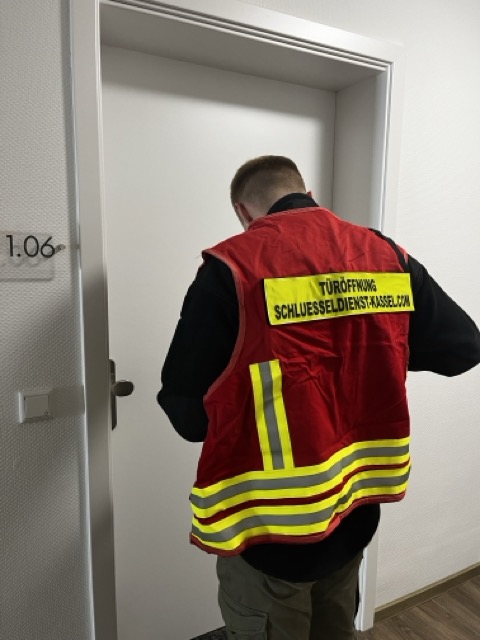 Schluesseldienst-kassel Mitarbeiter an Haustür